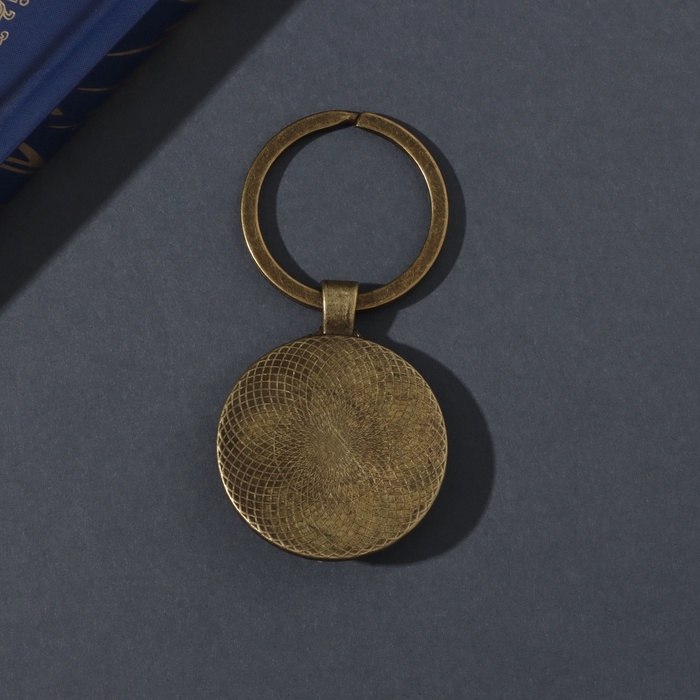 Брелок стекло, металл  Брелок стекло, металл "Круг. Цыплёнок в кожаной кепке" d=3 см