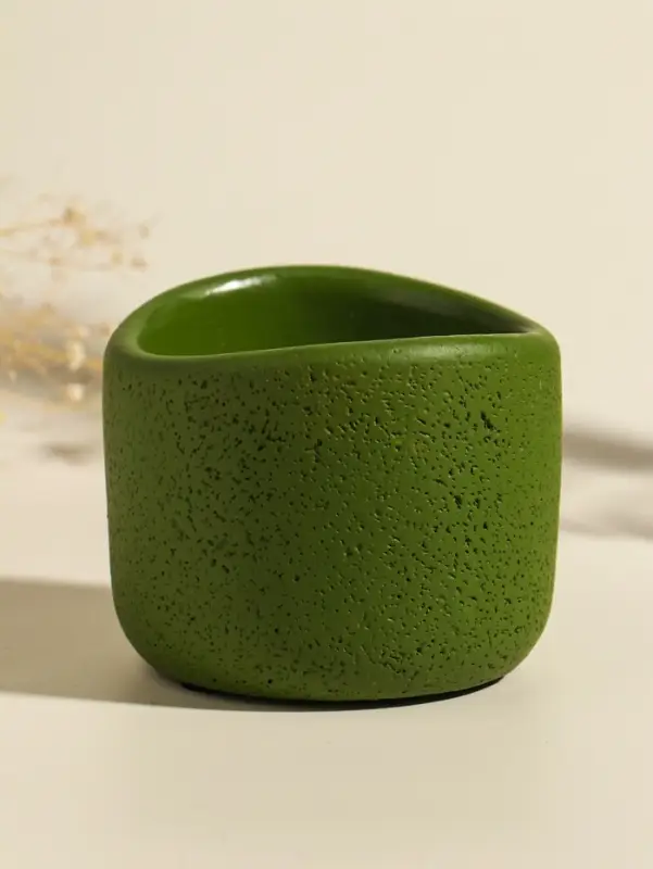 Свеча в вулканическом подсвечнике "Изгиб" зелёная 8,3х8,5х7 см