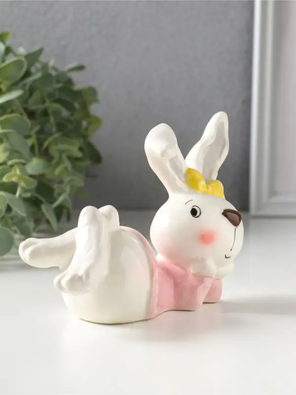 Сувенир керамика "Зайка с жёлтым бантом в розовой кофте в горох" 15,1х6,8х9,4 см