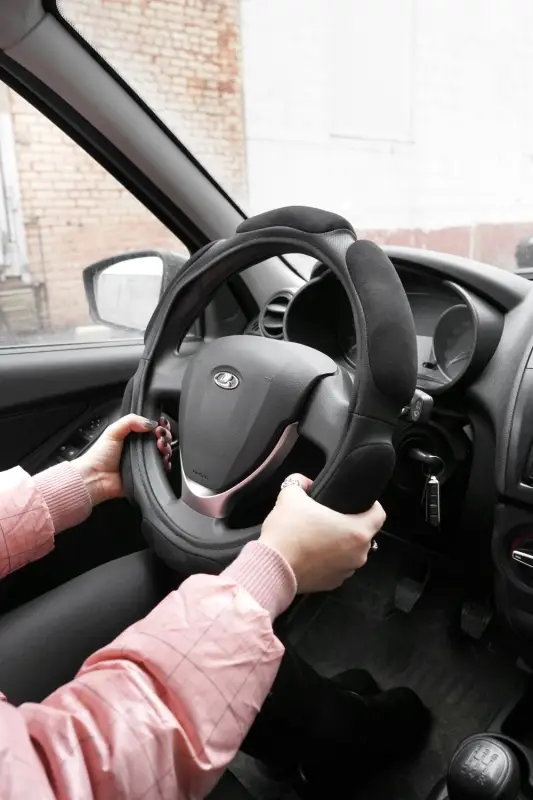 Спонжевая оплетка руля AVS SP-426M-B ( размер M, черный) - Серия "Sponge"