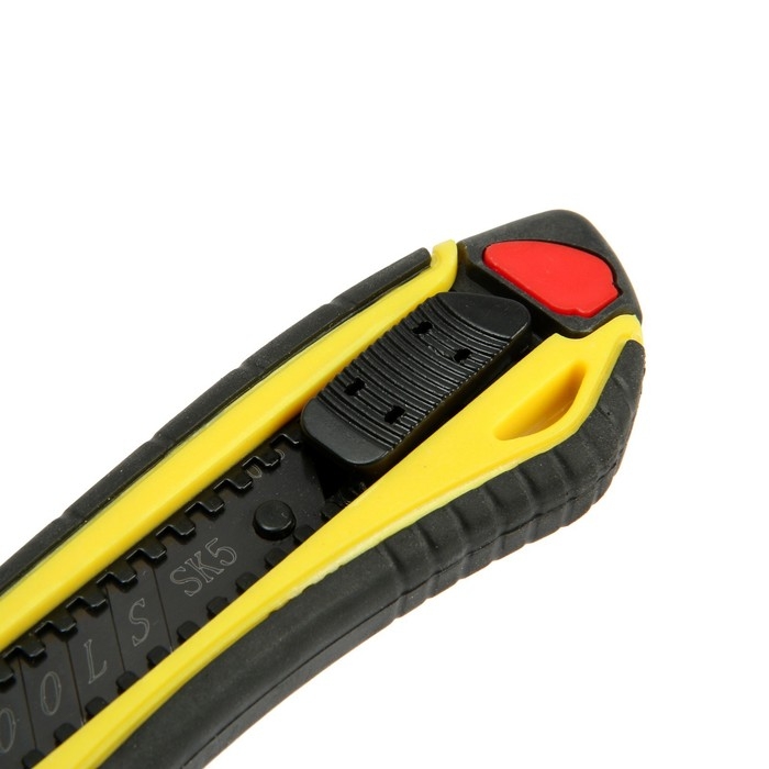 Нож универсальный ТУНДРА, 2К корпус, металлическая направляющая, лезвие SK-5, 18 мм Нож универсальный ТУНДРА, 2К корпус, металлическая направляющая, лезвие SK-5, 18 мм