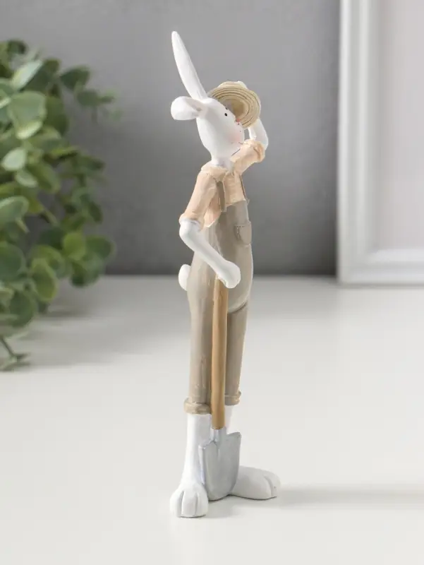 Сувенир полистоун "Зайчик в сером комбинезоне, со шляпой, лопатой" 19,5 см
