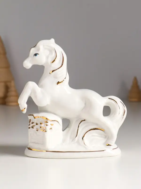 Сувенир керамика "Конь с сундуком монет" белый с золотом 13х5,5х13 см