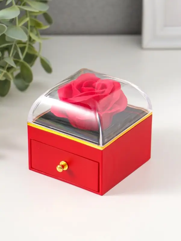 Шкатулка пластик "Роза в футляре" красная 6,8х6,8х7,5 см