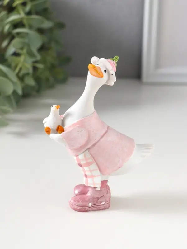 Сувенир полистоун "Гусыня в розовом платье с передником, с малышом" 6х4х9,5 см