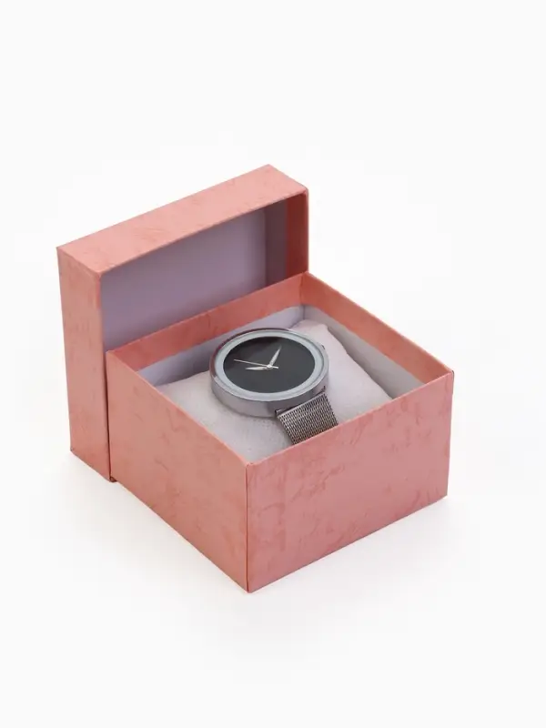 Коробка для часов, цвет розовая, вставка белая 9х8,5х5 Коробка для часов, цвет розовая, вставка белая 9х8,5х5