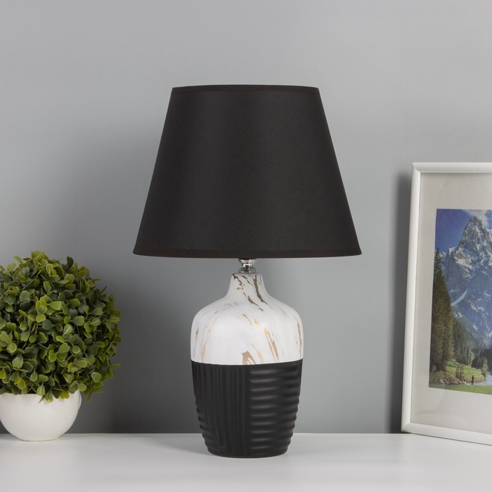 Лампа настольная Лампа настольная "Строгие линии" 1х40Вт Е27 черный/белый 25х25х40см