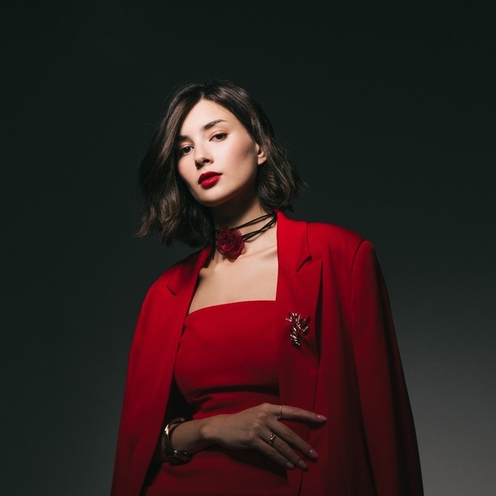 Брошь «Петля», цвет красно-белый в золоте Брошь «Петля», цвет красно-белый в золоте