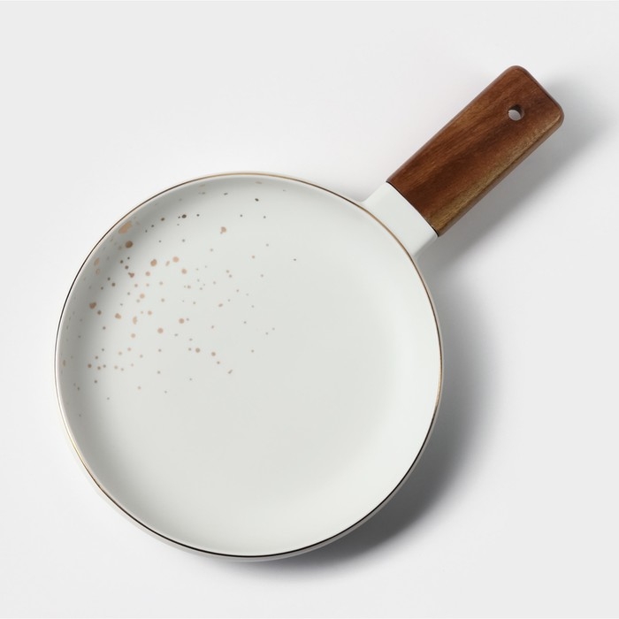 Блюдо фарфоровое для подачи с деревянной ручкой Magistro, d=20 см, цвет белый Блюдо фарфоровое для подачи с деревянной ручкой Magistro, d=20 см, цвет белый