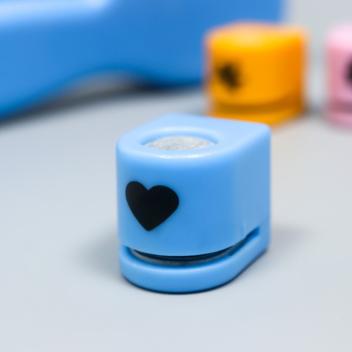 Набор фигурных дыроколов в сундуке (набор 36 шт) с держателем 20х26х4 см МИКС Набор фигурных дыроколов в сундуке (набор 36 шт) с держателем 20х26х4 см МИКС