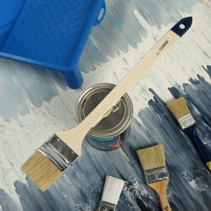 Кисть радиаторная ТУНДРА, натуральная щетина, деревянная рукоятка, 2.5 Кисть радиаторная ТУНДРА, натуральная щетина, деревянная рукоятка, 2.5", 63 мм