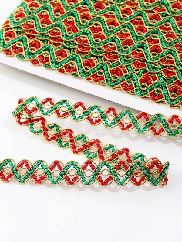 Тесьма Змейка красно-зелено-золотая 1.5 см намотка 25 метров Тесьма Змейка красно-зелено-золотая 1.5 см намотка 25 метров