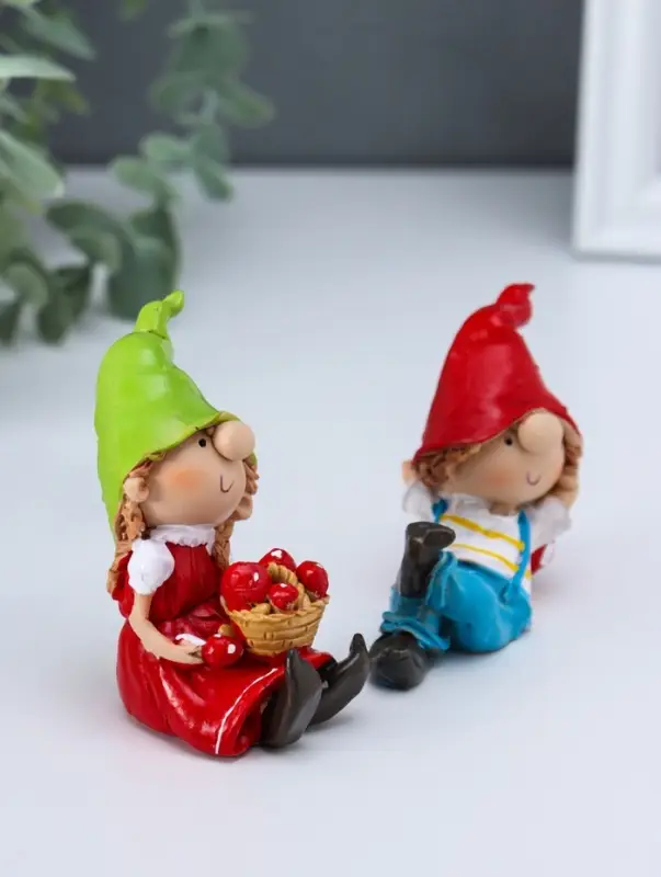 Сувенир полистоун "Малыши в длинных колпаках" красный набор 2 шт 3,3х6х6,7 см