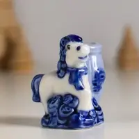 Сувенир керамика подставка "Лошадка с мешком/бочкой монет" бело-синий МИКС 4,2х4х5,5 см Сувенир керамика подставка "Лошадка с мешком/бочкой монет" бело-синий МИКС 4,2х4х5,5 см