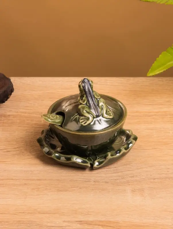 Соусник с крышкой на подставке «Лягушка», 8×9×10 см, керамика, зелёный Соусник с крышкой на подставке «Лягушка», 8×9×10 см, керамика, зелёный