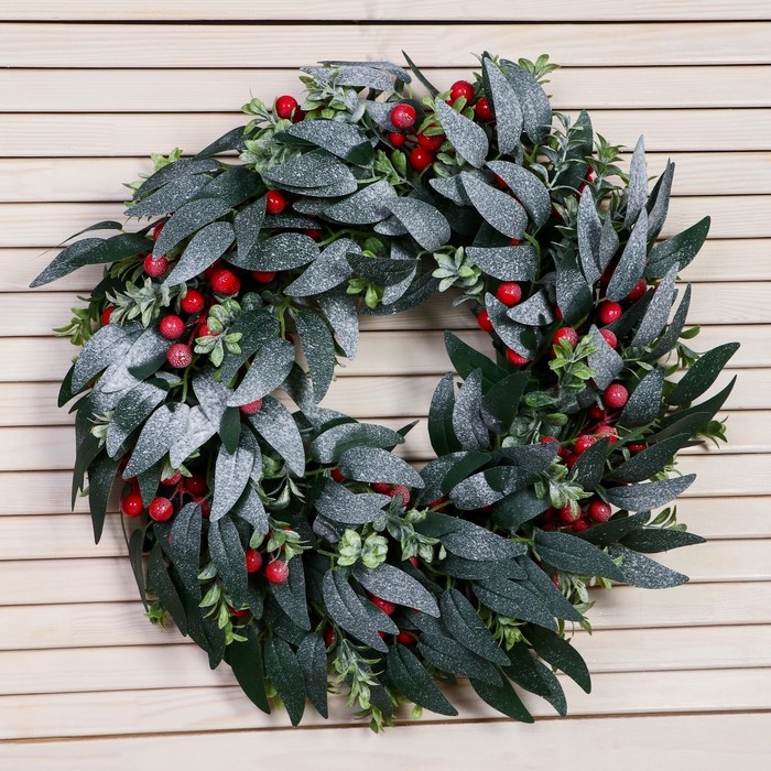 Венок новогодний d- 35 см  Венок новогодний d- 35 см "Уютная сказка" листья зелень ягоды