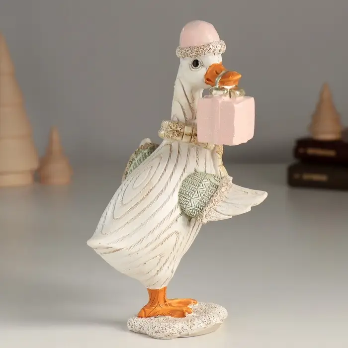 Фигурка полистоун &laquo;Гусь в шарфике и шапке с подарком&raquo;, 10&times;9.5&times;16 см
