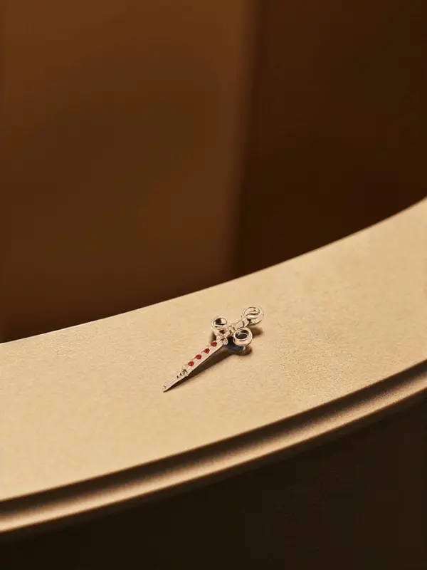 Значок &laquo;Шприц&raquo;, карпульный, красный в золоте