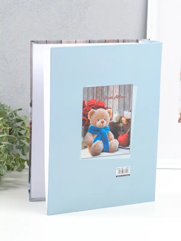 Фотоальбом на 200 фото 13х18 см "Медведь в синем шарфе и розы" в коробке 5,5х23,5х29,5 см
