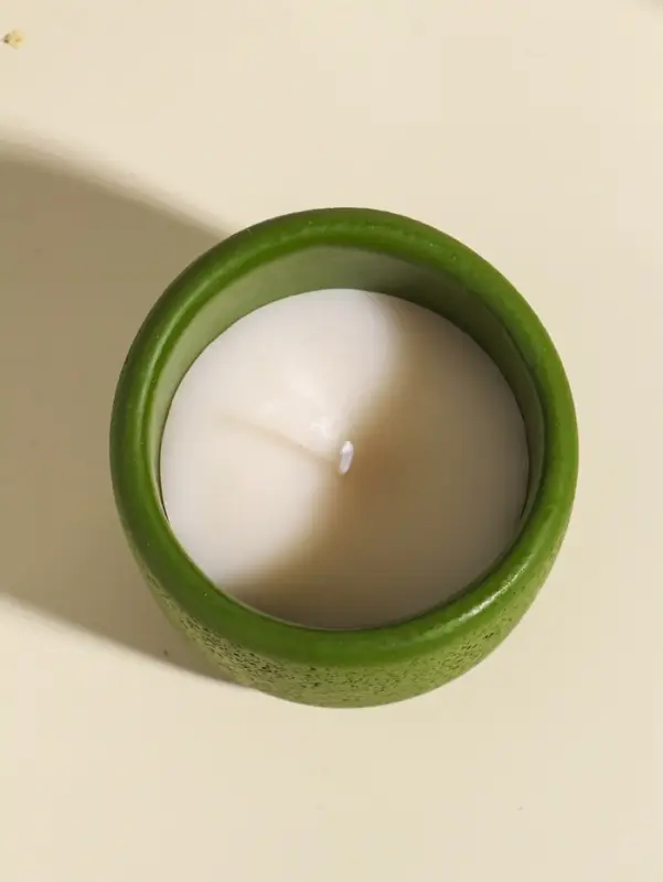 Свеча в подсвечнике вулканическом &laquo;Изгиб&raquo;, зелёная, 8.3&times;8.5&times;7 см