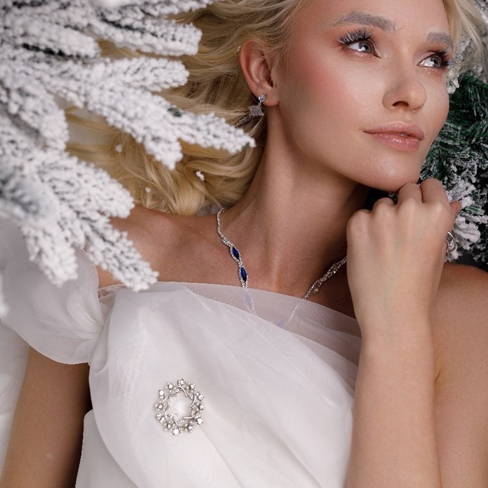 Брошь «Цветы» в венке, цвет белый в матовом серебре Брошь «Цветы» в венке, цвет белый в матовом серебре