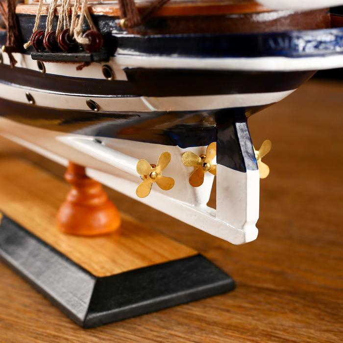 Корабль с белым дном &laquo;Мортан&raquo;