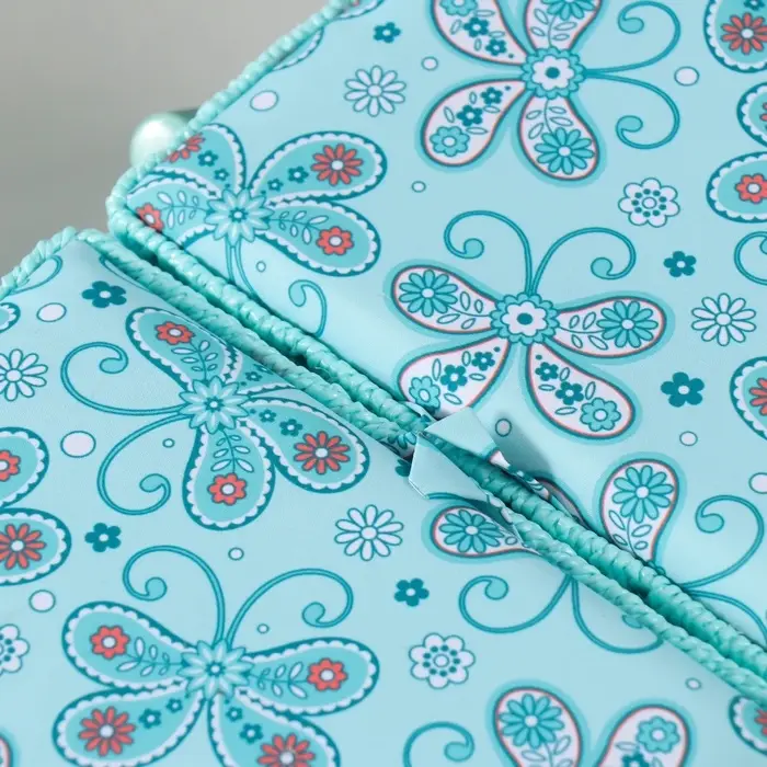 Шкатулка для рукоделия и шитья &laquo;Бабочки и цветочки на голубом&raquo;, хранение ниток, иголок, мелочи, 19&times;26&times;14.5 см