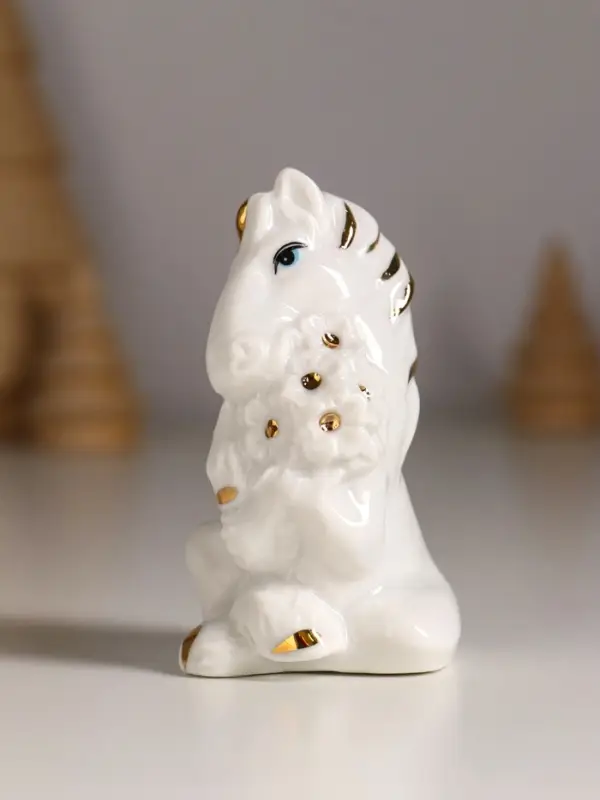 Сувенир керамика "Коняшка с букетом" белый с золотом 6х4х8 см