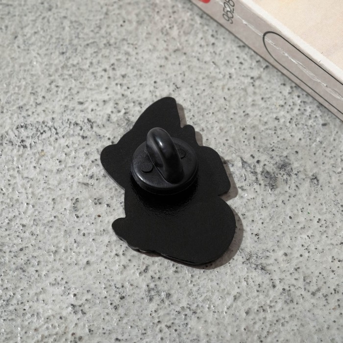 Значок «Щенок корги» игривый, цветной в чёрном металле Значок «Щенок корги» игривый, цветной в чёрном металле