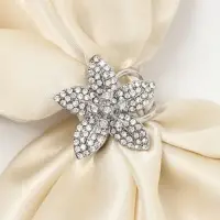 Кольцо для платка &laquo;Цветок Лилии&raquo;, белое в серебре