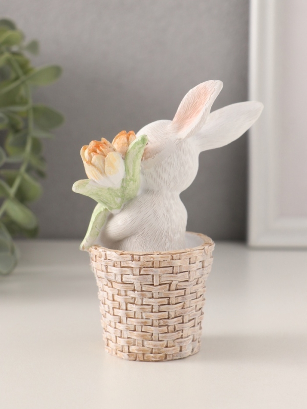 Сувенир полистоун  Сувенир полистоун "Белый кролик в плетённой корзине с тюльпанами" 8,5х5,5х11,5 см
