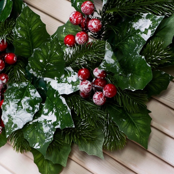 Венок новогодний d- 30 см  Венок новогодний d- 30 см "Уютная сказка" крупные листья и ягоды