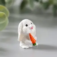 Сувенир полистоун "Белый зайка с бабочкой/морковкой" МИКС 1,7х2,3х3 см