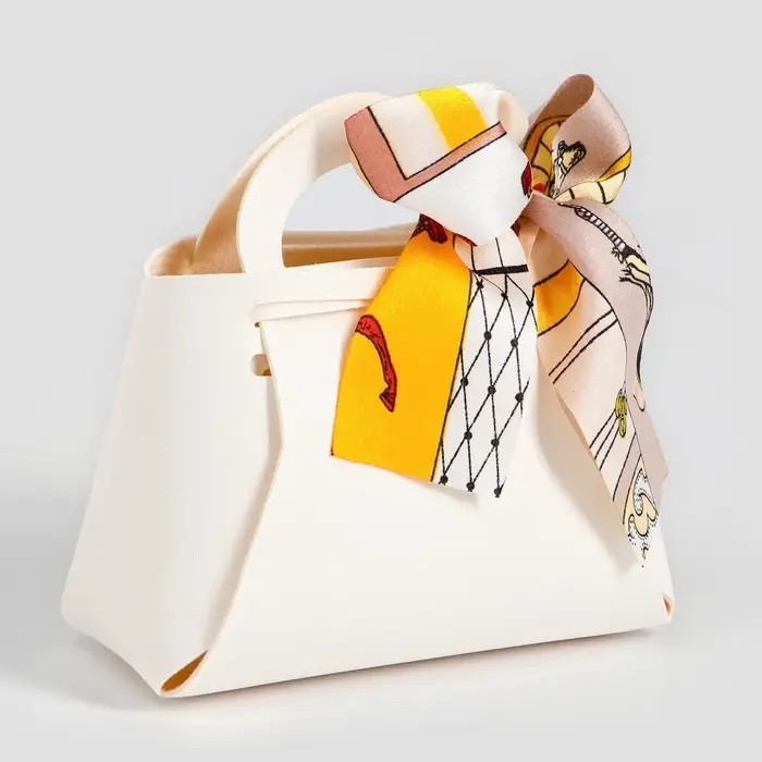 Кожаная подарочная сумочка для бижутерии и сувениров, белая с бантом (лента), 13&times;12&times;5.5 см