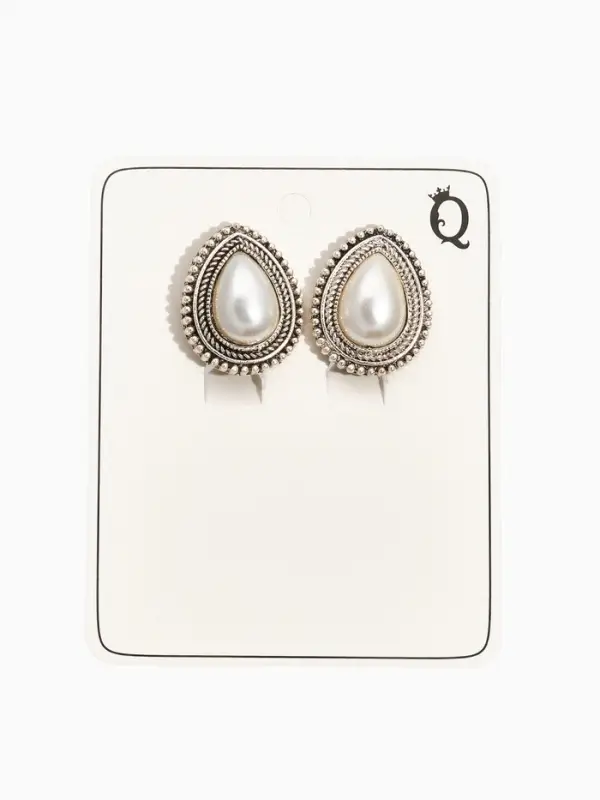 Клипсы &laquo;Грейс&raquo;, капля в огранке, белая в чернёном серебре