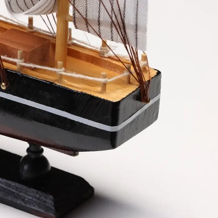 Сувенирная модель корабля &laquo;Илия&raquo;, борта чёрные, паруса бежевые с полосами, 5.5&times;23.5&times;23.5 см