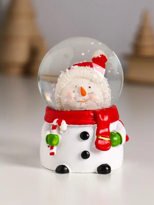 Сувенир полистоун водяной шар "Дед Мороз/Снеговик шар на голове" МИКС 6,8х5х5 см