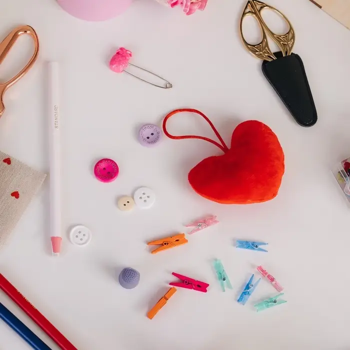 Игольница с петлёй &laquo;Сердце&raquo;, 8.5&times;6.5&times;3.5 см, красная