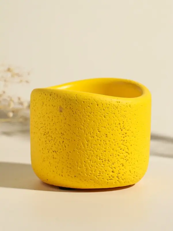 Свеча в подсвечнике вулканическом &laquo;Изгиб&raquo;, жёлтая, 8.3&times;8.5&times;7 см