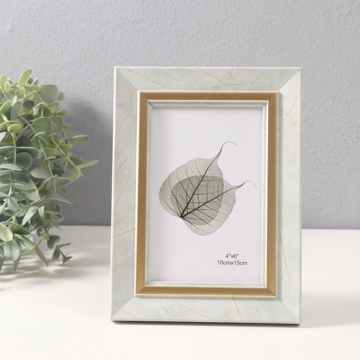 Фоторамка пластик 10х15 см Фоторамка пластик 10х15 см "Вайолетт" светло-серая с золотой полосой 1,5х14,4х19,4 см