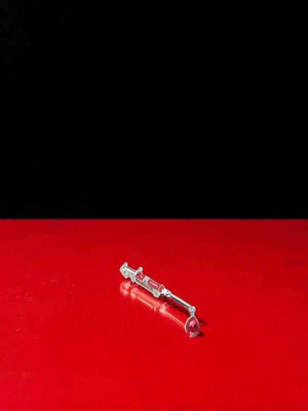 Брошь &laquo;Шприц медицинский&raquo;, красная в серебре