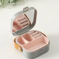 Шкатулка пластик для украшений с зеркалом, с ручкой 3 ячейки, 3 полосы, серый 9х9х3,8 см