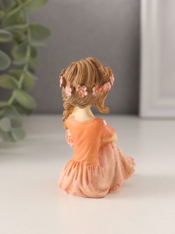 Сувенир полистоун Сувенир полистоун "Девочка с пышной косой, с букетиком" персиковый 7х4,5х8,5 см