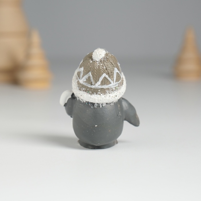 Сувенир полистоун Сувенир полистоун "Пингвин в шапке, с леденцом" 3,5х2,5х4,6 см