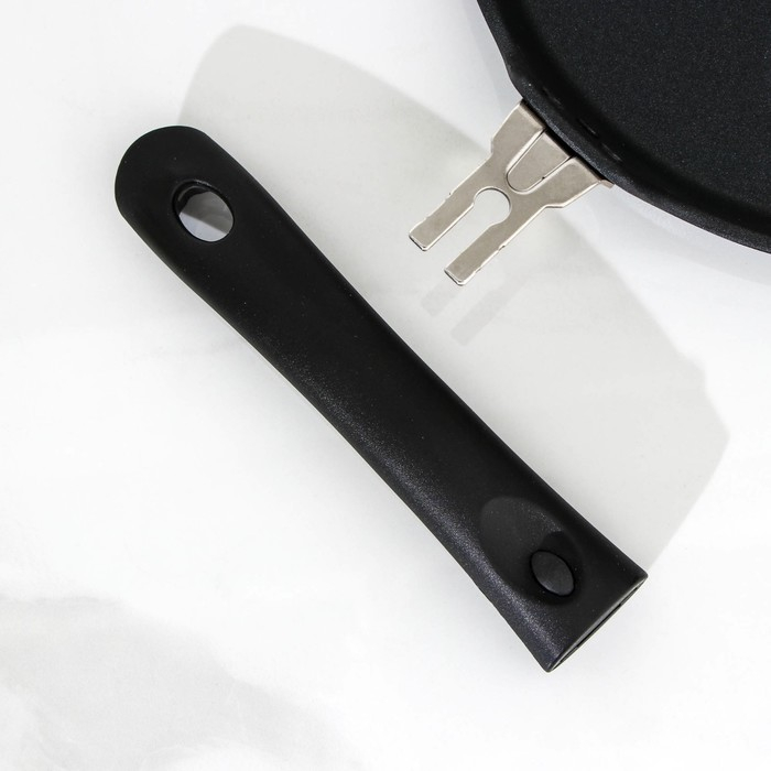 Сковорода блинная «Традиция», d=22 см, съёмная ручка, антипригарное покрытие, цвет чёрный Сковорода блинная «Традиция», d=22 см, съёмная ручка, антипригарное покрытие, цвет чёрный