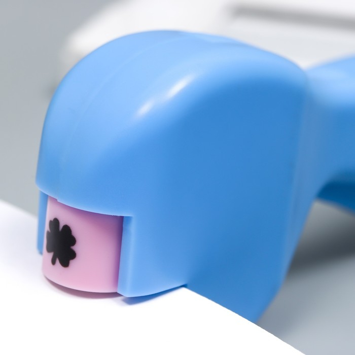 Набор фигурных дыроколов в сундуке (набор 36 шт) с держателем 20х26х4 см МИКС Набор фигурных дыроколов в сундуке (набор 36 шт) с держателем 20х26х4 см МИКС