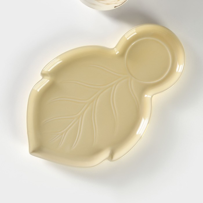 Чайная пара керамическая «Листочек», 3 предмета: чашка 320 мл, блюдце 25,5×16 см, ложка, цвет жёлтый Чайная пара керамическая «Листочек», 3 предмета: чашка 320 мл, блюдце 25,5×16 см, ложка, цвет жёлтый