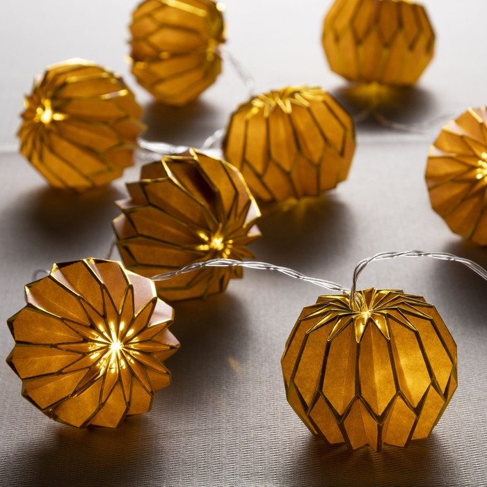 Гирлянда «Нить» 2 м с насадками «Фиолетовый фонарик», IP20, прозрачная нить, 10 LED, батарейки AAх2 (нет в комплекте), свечение тёплое белое Гирлянда «Нить» 2 м с насадками «Фиолетовый фонарик», IP20, прозрачная нить, 10 LED, батарейки AAх2 (нет в комплекте), свечение тёплое белое