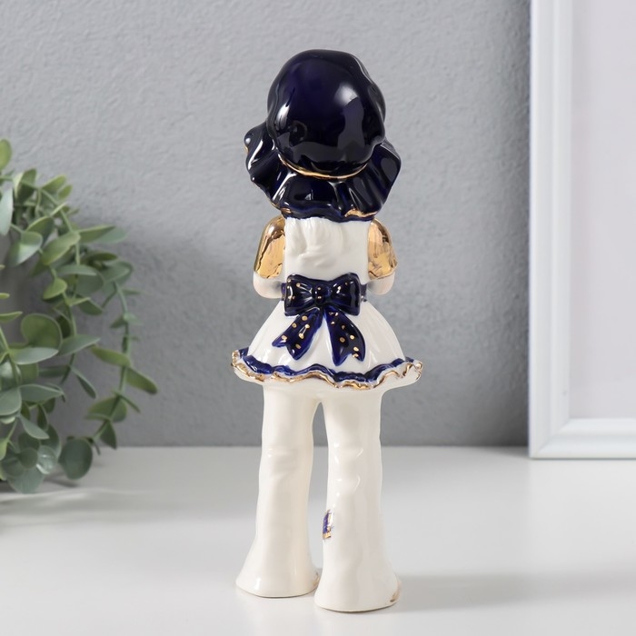 Сувенир керамика "Малышка в шляпке - гадание на ромашке" кобальт 7,5х7,5х20 см