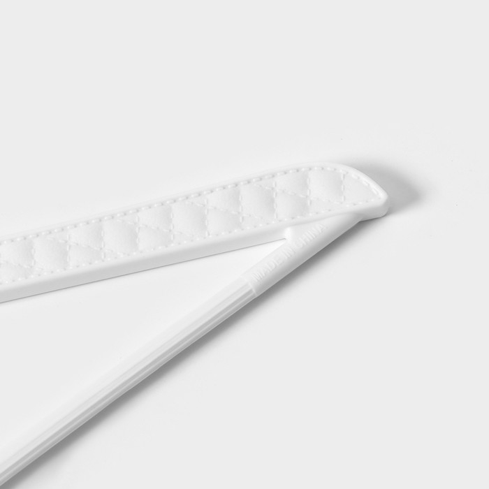 Плечики - вешалки для одежды LaDо́m Eliot, 44×24 см, 3 шт, широкие плечики, цвет белый Плечики - вешалки для одежды LaDо́m Eliot, 44×24 см, 3 шт, широкие плечики, цвет белый